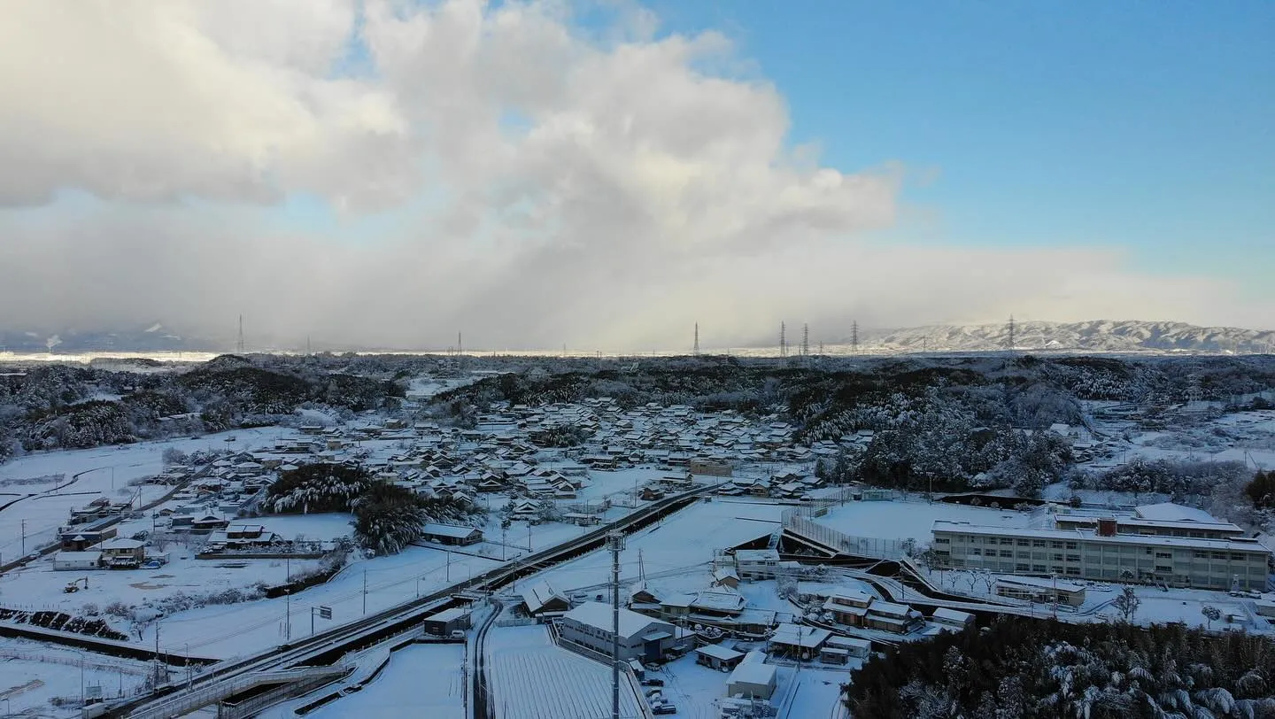 太陽光パネルに積もった雪は☃️一気に落ちる傾向にあります💣。