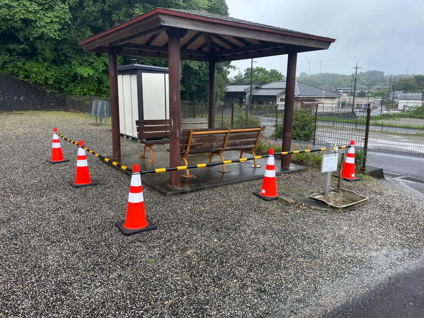 墓地の東屋改装中🔨。