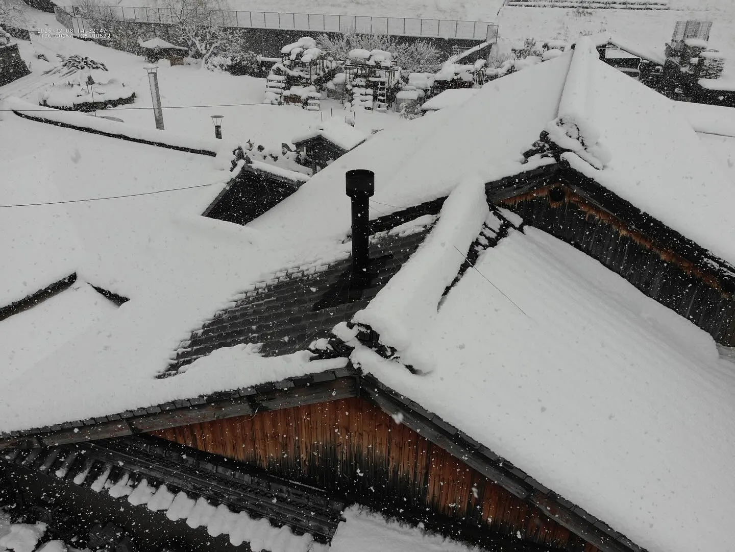 薪ストーブの🪵煙突のとこだけ雪が溶けてる❄️。