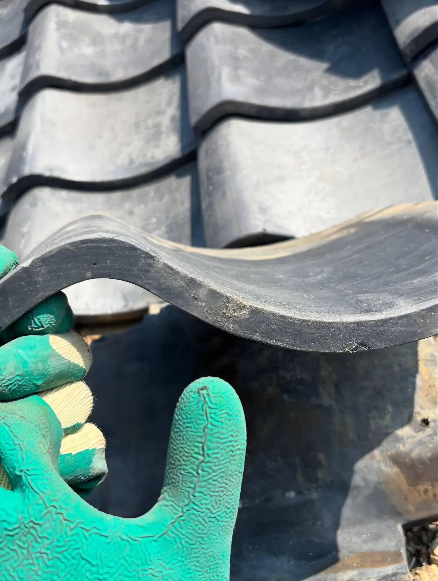 瓦に「刻印」を発見💡。