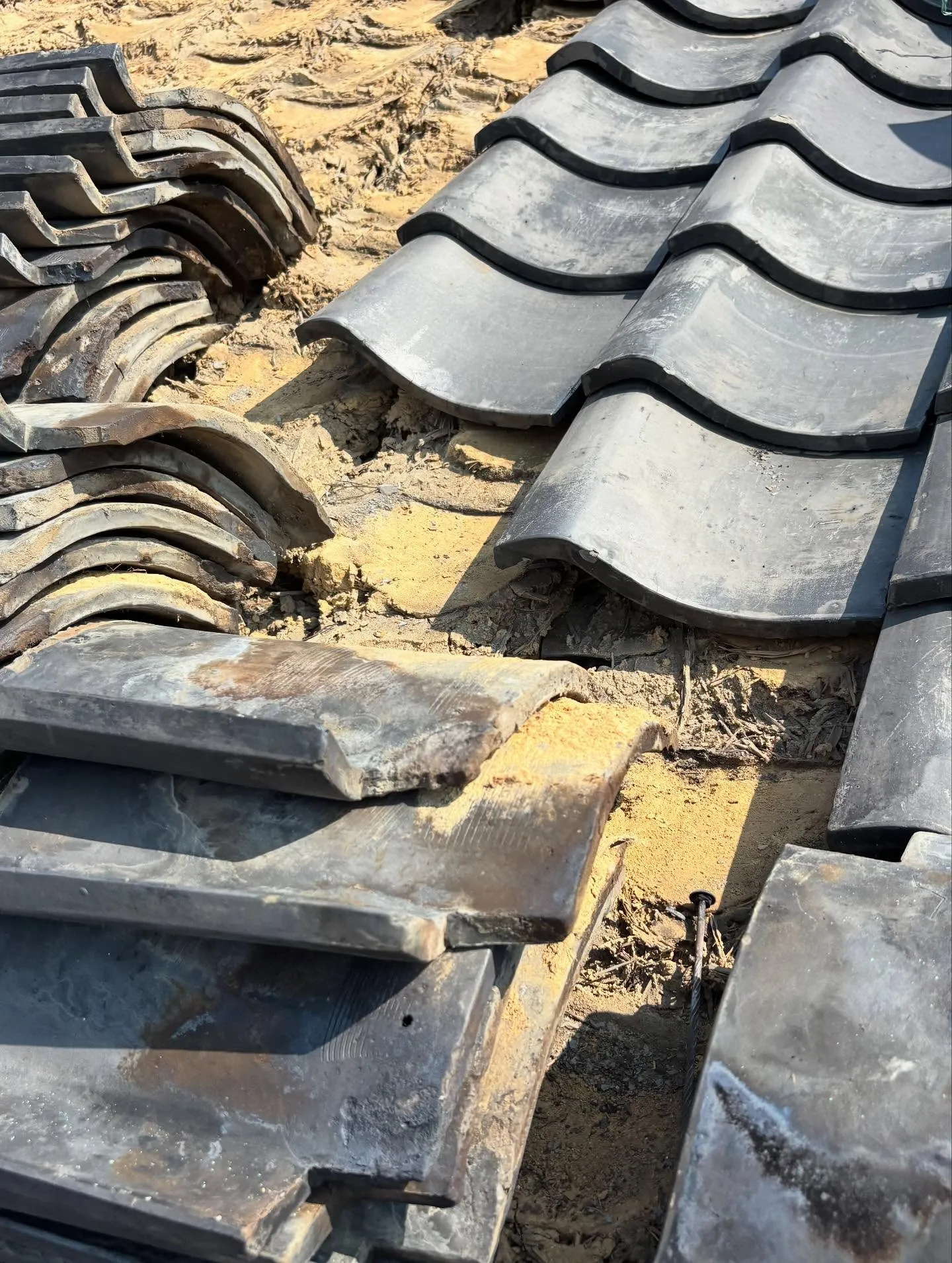 瓦に「刻印」を発見💡。