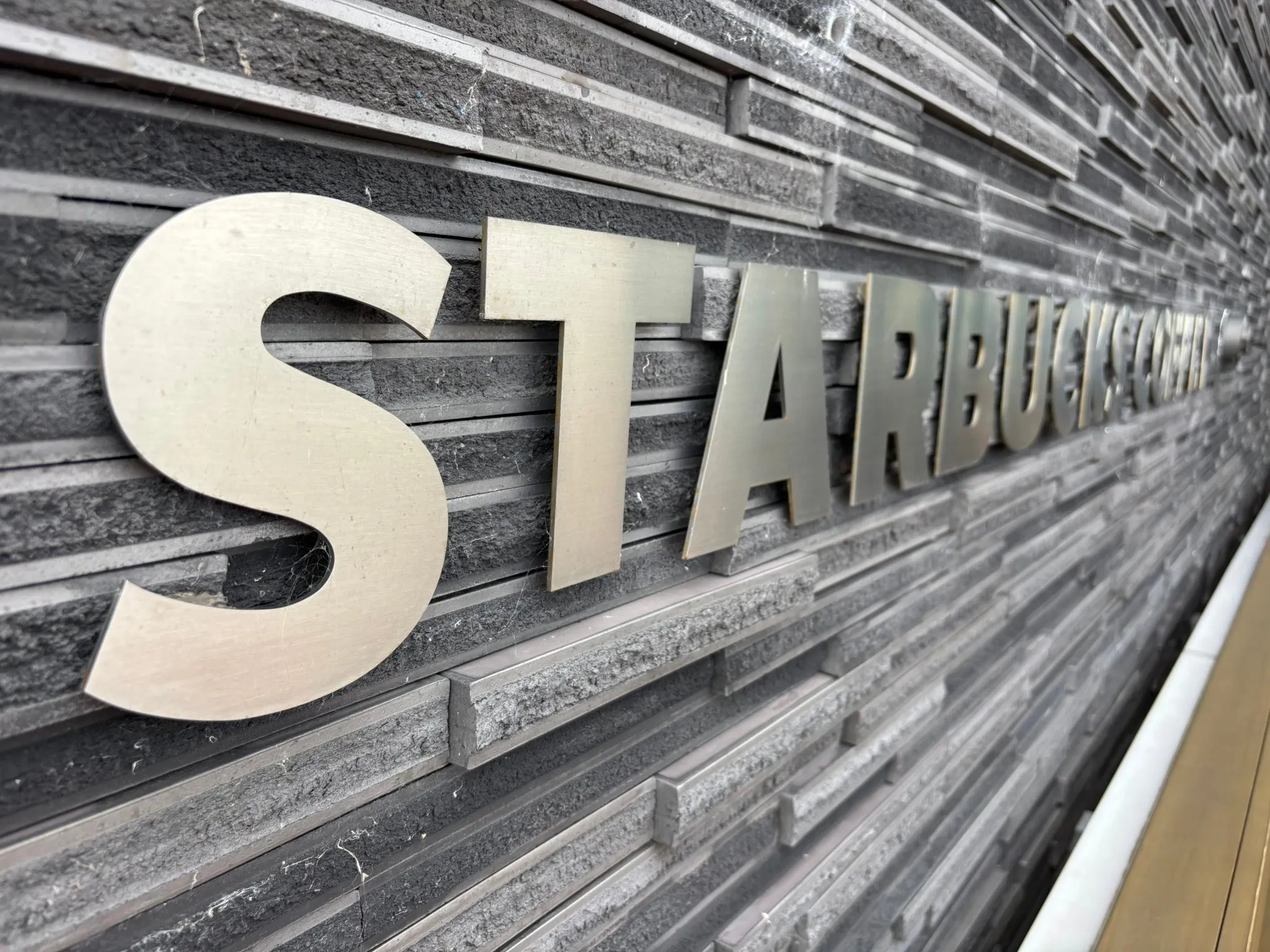 ちょっくら海を渡って🌁仕入れ先の瓦メーカーさんへ🚚。