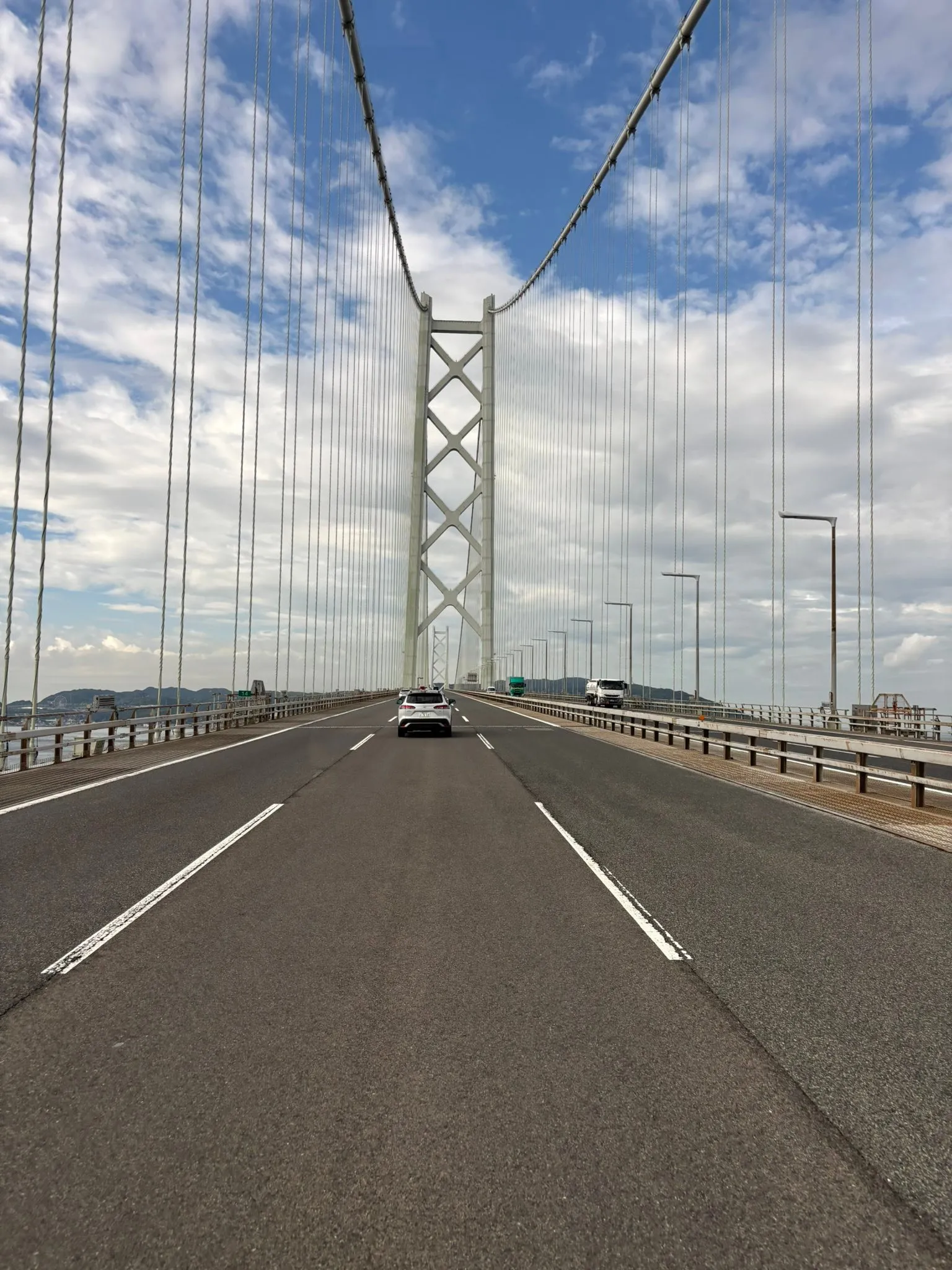 ちょっくら海を渡って🌁仕入れ先の瓦メーカーさんへ🚚。