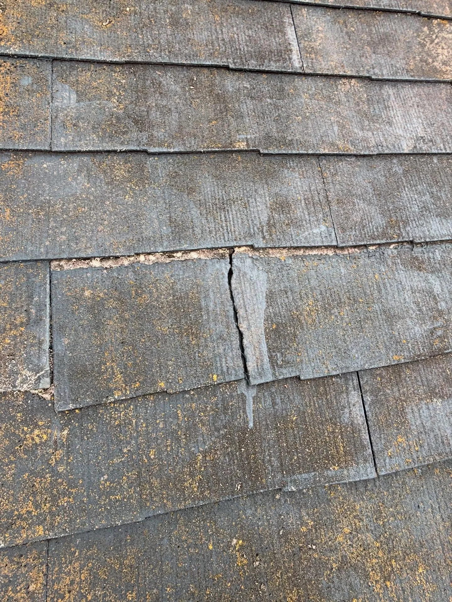 割れたりズレたりしている薄型スレート屋根😱。