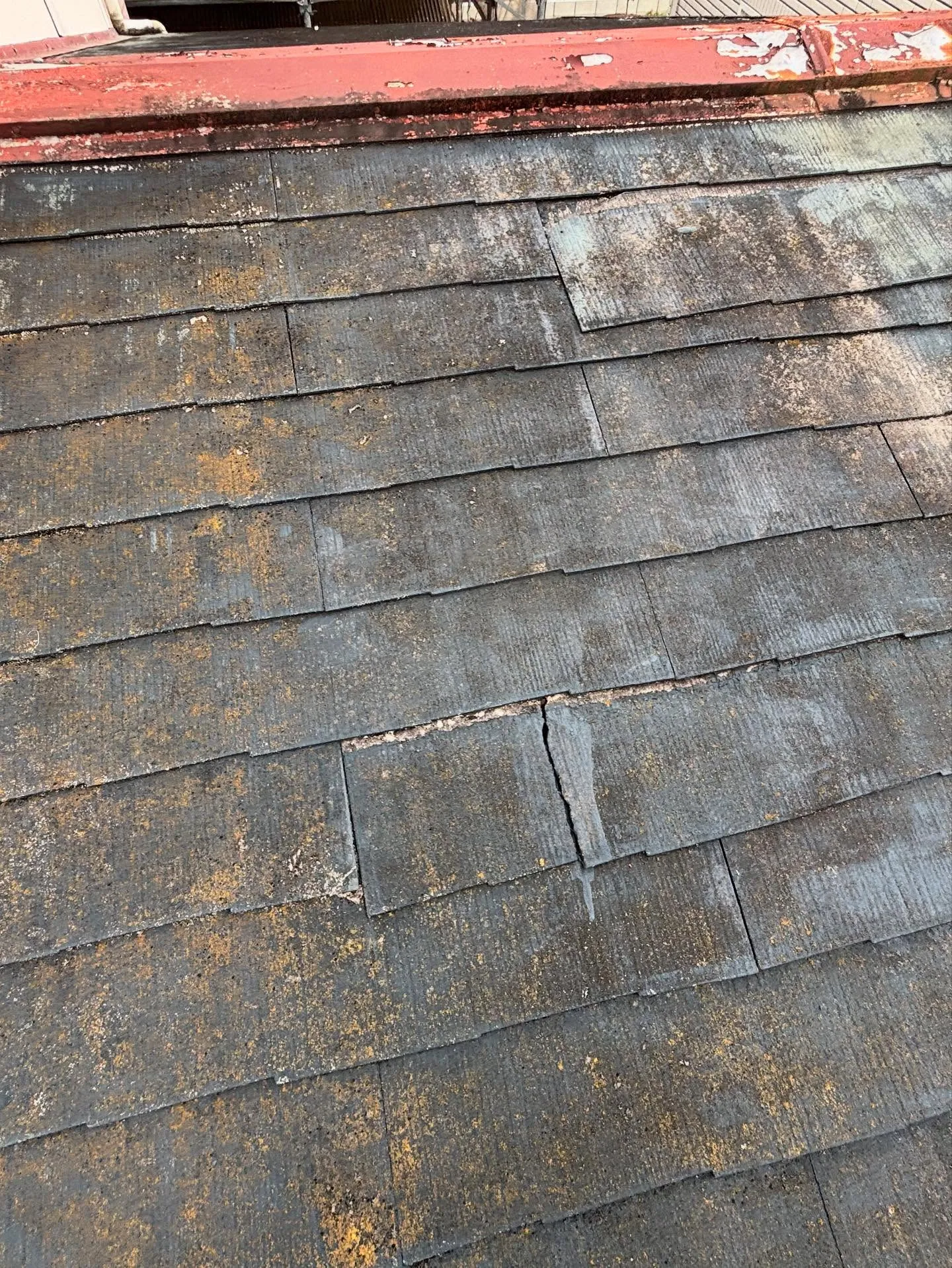 割れたりズレたりしている薄型スレート屋根😱。