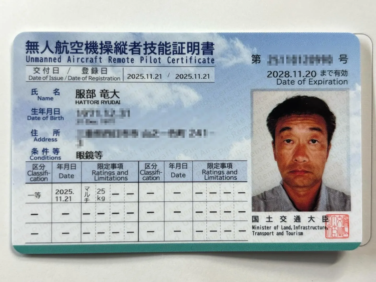 屋根は職人の目で👀危険な所は空から点検🚁。