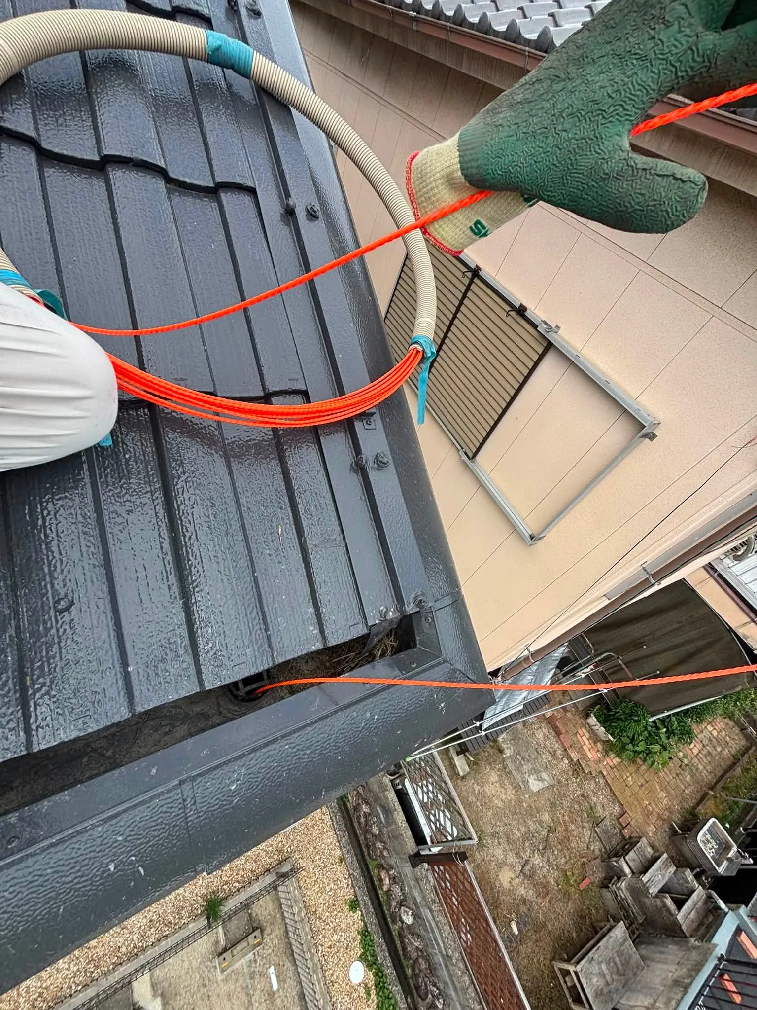 積もり積もって20年😱っという、雨樋にゴミが詰まって水が溢れ...
