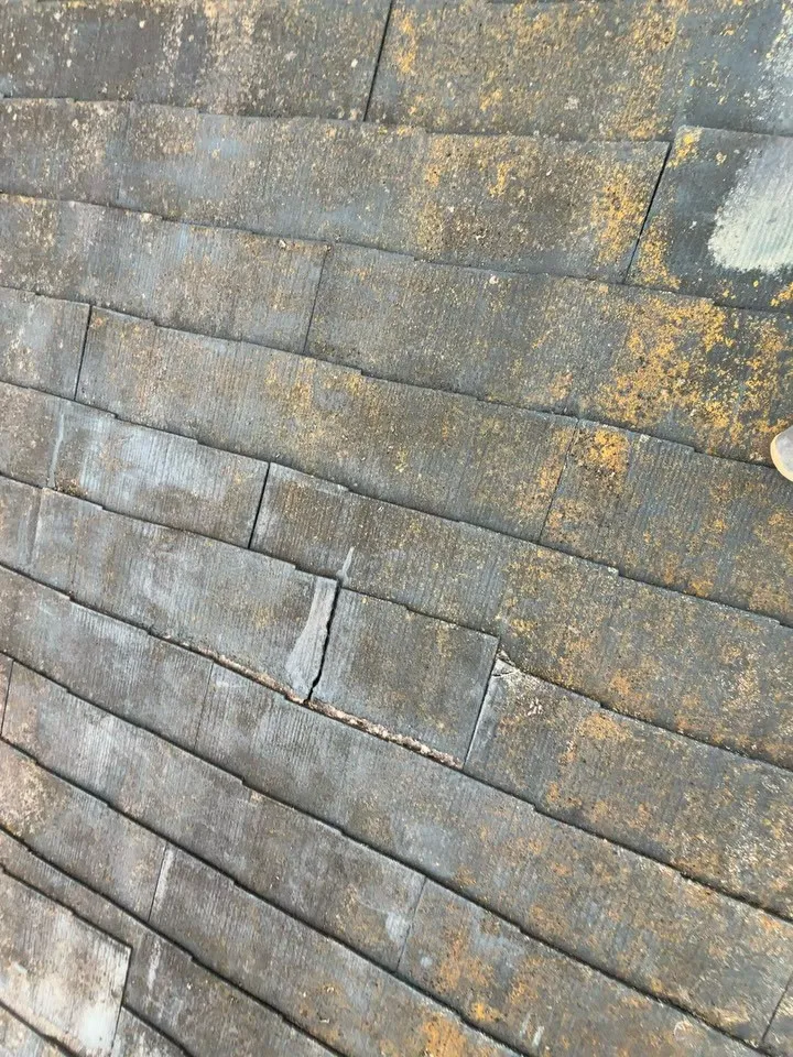 割れたりズレたりしている薄型スレート屋根😱。